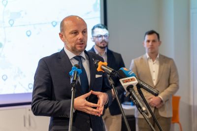 Prezydent Konrad Fijołek podczas prezentacji element&oacute;w funkcjonalności aplikacji umożliwiającej sprawdzenie bieżącej jakości powietrza przez 38 czujnik&oacute;w miejskich oraz dw&oacute;ch stacji Gł&oacute;wnego Inspektoratu Ochrony Środowiska | fot. Adam Lampart, Urząd Miasta Rzeszowa