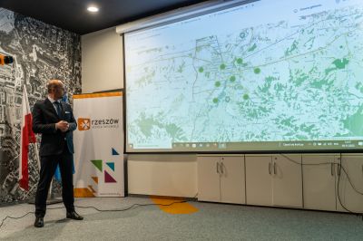 Prezydent Konrad Fijołek podczas prezentacji element&oacute;w funkcjonalności aplikacji umożliwiającej sprawdzenie bieżącej jakości powietrza przez 38 czujnik&oacute;w miejskich oraz dw&oacute;ch stacji Gł&oacute;wnego Inspektoratu Ochrony Środowiska | fot. Adam Lampart, Urząd Miasta Rzeszowa