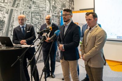 Programiści podczas prezentacji aplikacji, kt&oacute;ra zbiera i udostępnia dane. Kt&oacute;rych pomysł na stworzenie takiego narzędzia zdobył gł&oacute;wną nagrodę w Klimatonie organizowanym przez Polski Fundusz Rozwoju  | fot. Adam Lampart, Urząd Miasta Rzeszowa