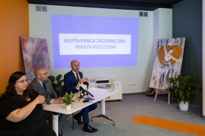 Konferencja, na której prezydent Konrad Fijołek szeroko omówił zakres współpracy zagranicznej miasta Rzeszowa