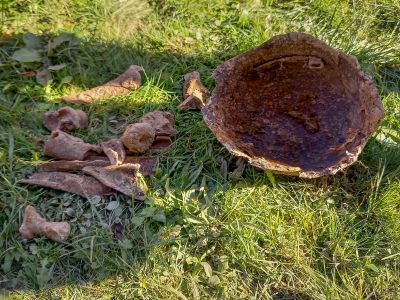 Podczas  przebudowy i modernizacji sieci ciepłowniczej przy ul. Langiewicza. Pracownicy MPEC podczas prac ziemnych natrafili na ludzkie kości i wojskowy hełm | Zdjęcia: Archiwum MPEC Rzesz&oacute;w