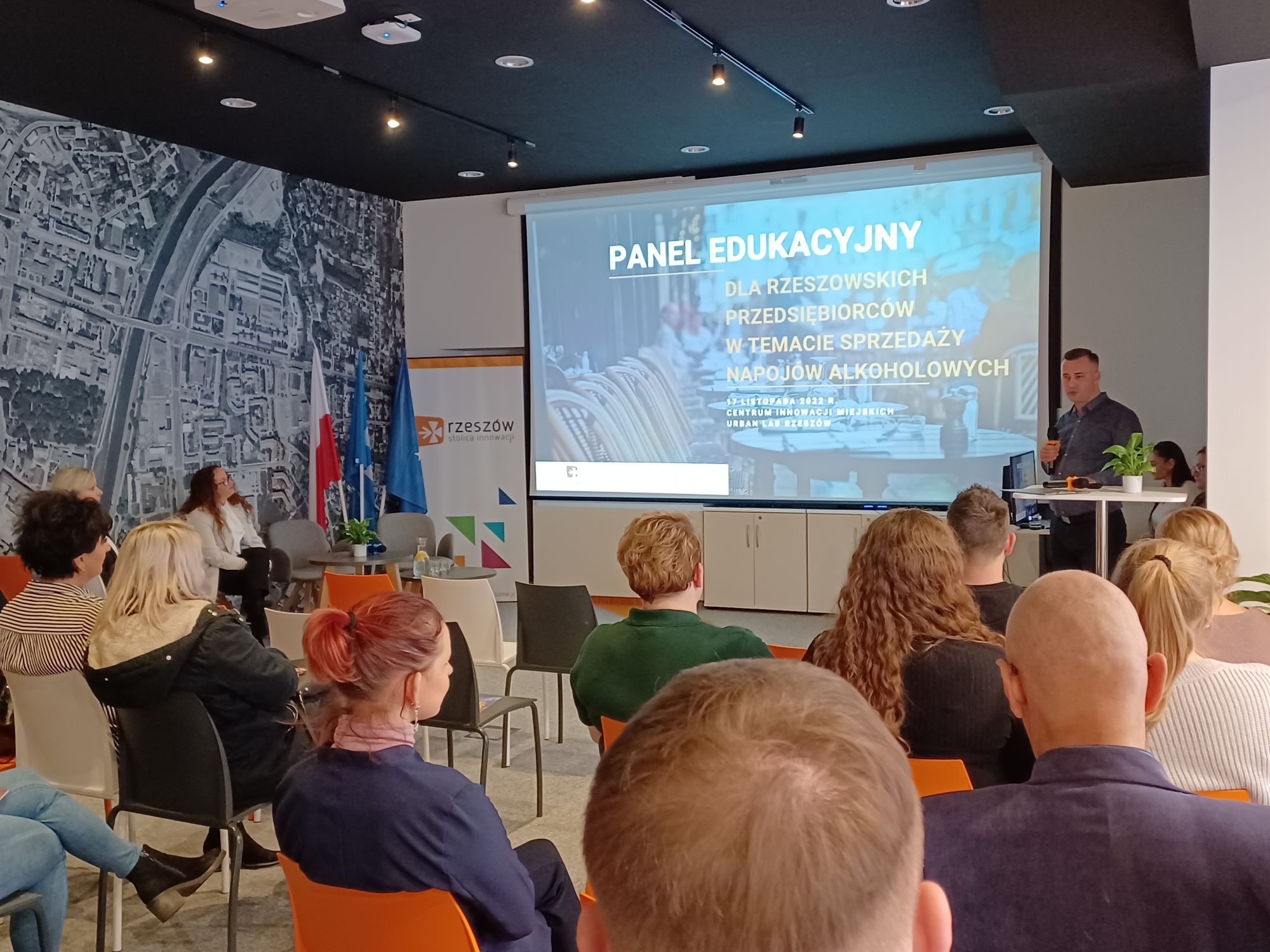 Zdjęcie z wydarzenia pn. panel edukacyjny dla rzeszowskich przedsiębiorców z dn.17 listopada