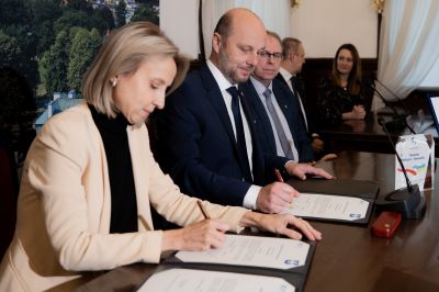 Zdjęcie z konferencji prasowej na której Prezydent Miasta Rzeszowa, Konrad Fijołek podpisał umowę z Europejskim Bankiem Inwestycyjnym (EBI) na finansowanie w kwocie 350 mln zł, które zostanie przeznaczone na wdrożenie inwestycji wspierających zrównoważony rozwój miejskiej infrastruktury | Fot. Grzegorz Bukała/ UM Rzeszowa