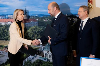 Na zdjęciu z konferencji prasowej Prezydent Miasta Rzeszowa, Konrad Fijołek, oraz prof. Teresa Czerwińska, Wiceprezes Europejskiego Banku Inwestycyjnego i Zastępca Prezydenta Miasta Rzeszowa Dariusz Urbanik | Fot. Grzegorz Bukała/ UM Rzeszowa