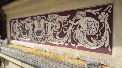 Zabytkowy fryz na elewacji kamienicy przy ulicy Sobieskiego 5 w Rzeszowie odrestaurowany. Przedstawia m. in. herby rodowe. Ma powierzchnię 9,85 metra kwadratowego | Autor zdjęć: Ars Restauro Konserwacja Zabytk&oacute;w Rzesz&oacute;w