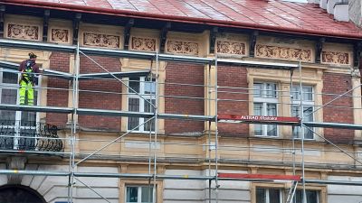 Zabytkowy fryz na elewacji kamienicy przy ulicy Sobieskiego 5 w Rzeszowie odrestaurowany. Przedstawia m. in. herby rodowe. Ma powierzchnię 9,85 metra kwadratowego | Autor zdjęć: Ars Restauro Konserwacja Zabytk&oacute;w Rzesz&oacute;w