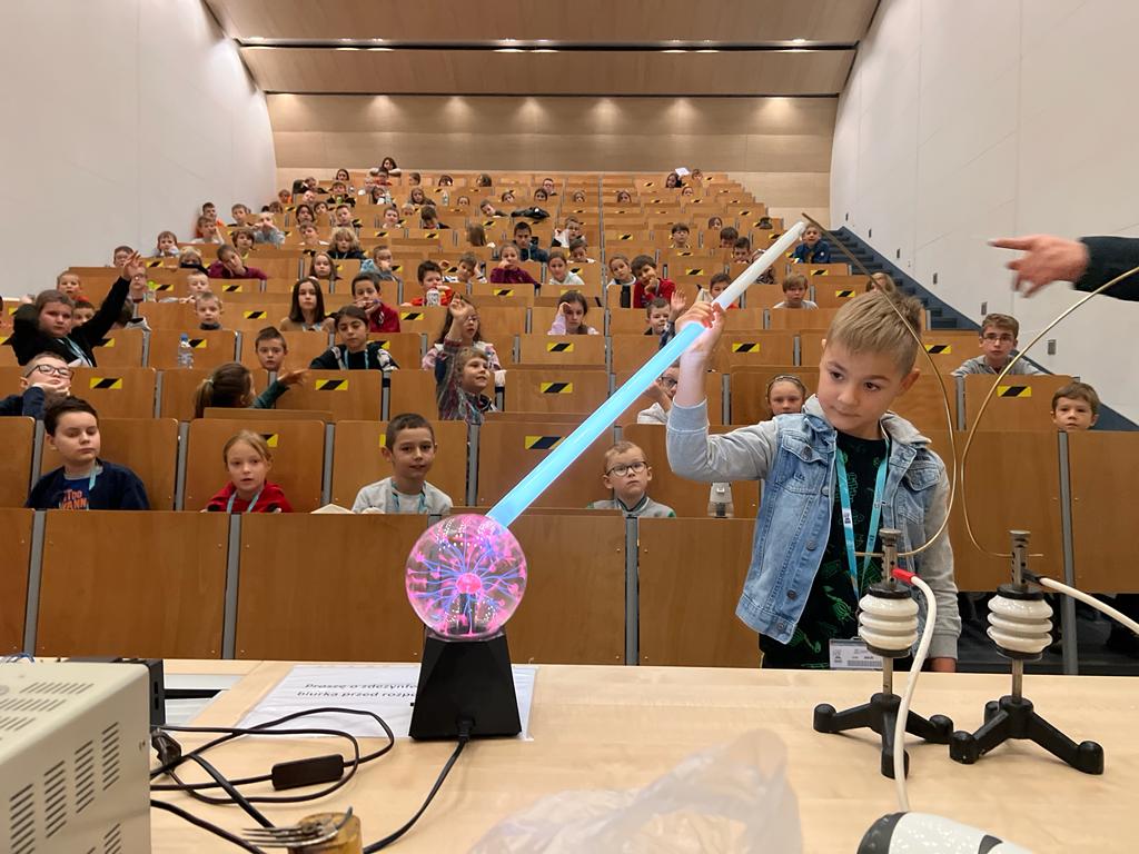 Po raz kolejny wystartowały zajęcia dla głodnych wiedzy, małych student&oacute;w, w ramach Dziecięcego Uniwersytetu Technicznego