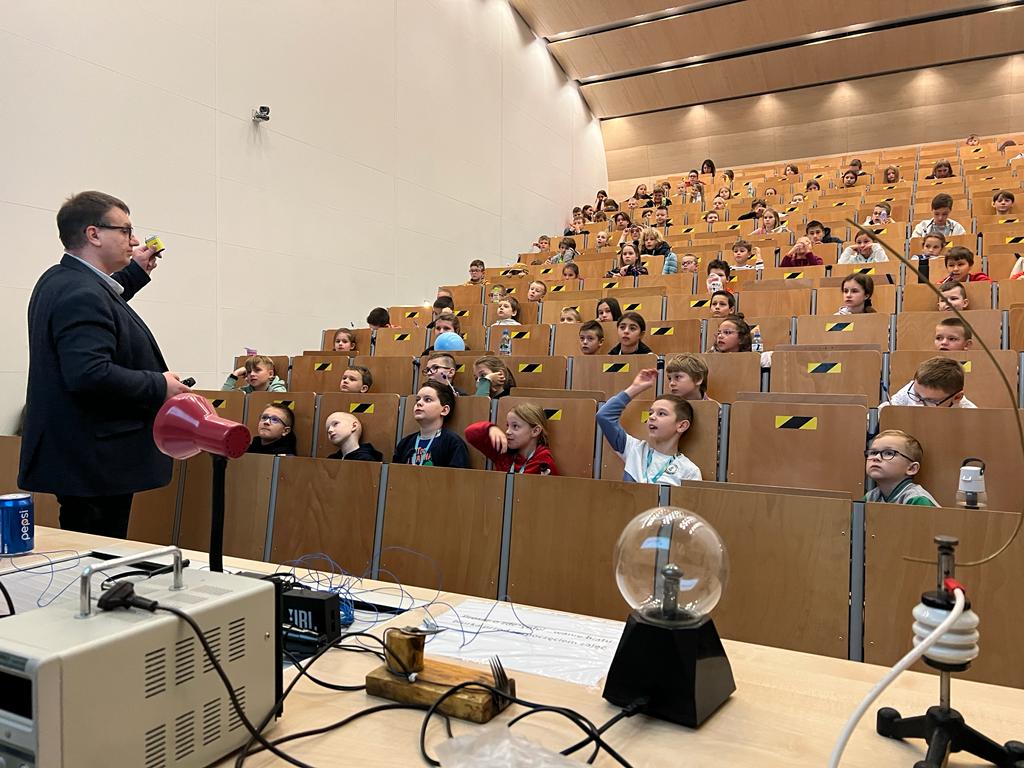 Po raz kolejny wystartowały zajęcia dla głodnych wiedzy, małych student&oacute;w, w ramach Dziecięcego Uniwersytetu Technicznego