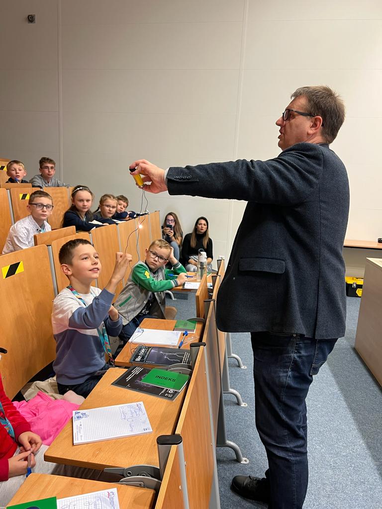 Po raz kolejny wystartowały zajęcia dla głodnych wiedzy, małych student&oacute;w, w ramach Dziecięcego Uniwersytetu Technicznego