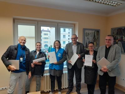 Przedstawiciele UNHCR przekazali łącznie 15 komputerów, które zasili powstające w Rzeszowie Centrum Nauki Zdalnej dla uczniów z Ukrainy.