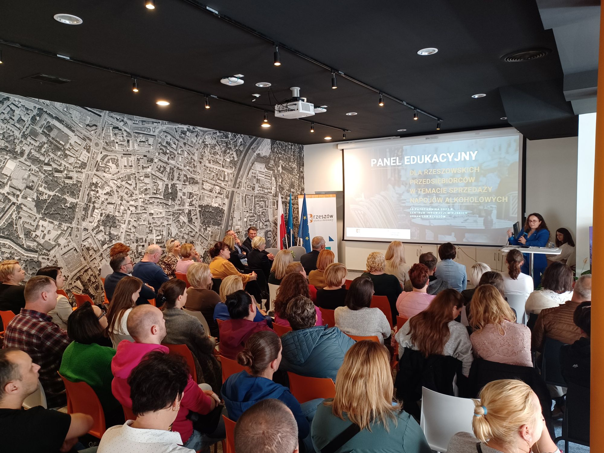 Zdjęcie ilustrujące ze spotkania szkoleniowego dla rzeszowskich przedsiębiorc&oacute;w