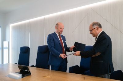 Podpisanie porozumienia - Prezydent Rzeszowa Konrad Fijołek oraz Prof. dr hab. Sylwester Czopek, rektor Uniwersytetu Rzeszowskiego | fot. Grzegorz Bukała, Urząd Miasta Rzeszowa