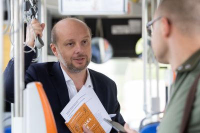 Prezydent Rzeszowa w miejskim autobusie |  fot. Grzegorz Bukała, Urząd Miasta Rzeszowa