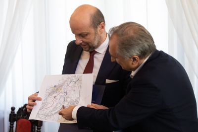 Zdjęcie ilustrujące podpisanie umowy na dokumentację przebudowy dr&oacute;g na os. Budziw&oacute;j w Rzeszowie  | fot. Grzegorz Bukała/Urząd Miasta Rzeszowa