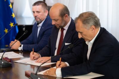 Zdjęcie ilustrujące podpisanie umowy na dokumentację przebudowy dr&oacute;g na os. Budziw&oacute;j w Rzeszowie  | fot. Grzegorz Bukała/Urząd Miasta Rzeszowa