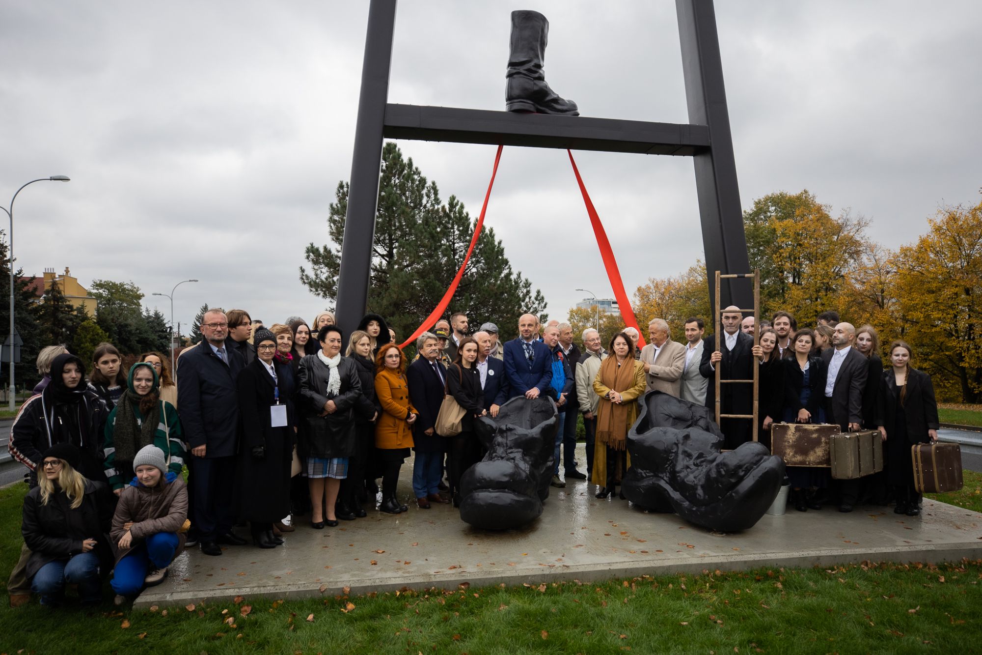 Zdjęcie z uroczystego odsłonięcia rzeźby Drabina do nieba. Fot Grzegorz Bukała UMRz