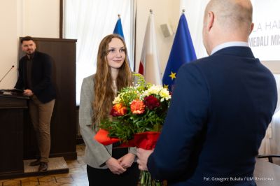 zdjęcie z uroczystego spotkania, podczas kt&oacute;rego prezydent pogratulował drużynie lekkoatletycznej CWKS Resovia Rzesz&oacute;w zdobycia medali, fot. Grzegorz Bukała, Urząd Miasta Rzeszowa