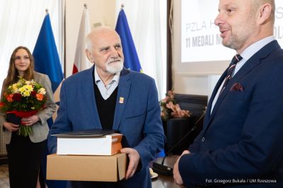 zdjęcie z uroczystego spotkania, podczas kt&oacute;rego prezydent pogratulował drużynie lekkoatletycznej CWKS Resovia Rzesz&oacute;w zdobycia medali, fot. Grzegorz Bukała, Urząd Miasta Rzeszowa