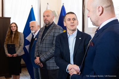 zdjęcie z uroczystego spotkania, podczas kt&oacute;rego prezydent pogratulował drużynie lekkoatletycznej CWKS Resovia Rzesz&oacute;w zdobycia medali, fot. Grzegorz Bukała, Urząd Miasta Rzeszowa