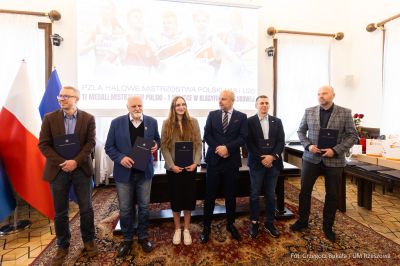 zdjęcie z uroczystego spotkania, podczas kt&oacute;rego prezydent pogratulował drużynie lekkoatletycznej CWKS Resovia Rzesz&oacute;w zdobycia medali, fot. Grzegorz Bukała, Urząd Miasta Rzeszowa