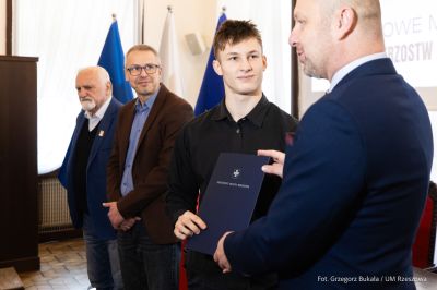 zdjęcie z uroczystego spotkania, podczas kt&oacute;rego prezydent pogratulował drużynie lekkoatletycznej CWKS Resovia Rzesz&oacute;w zdobycia medali, fot. Grzegorz Bukała, Urząd Miasta Rzeszowa