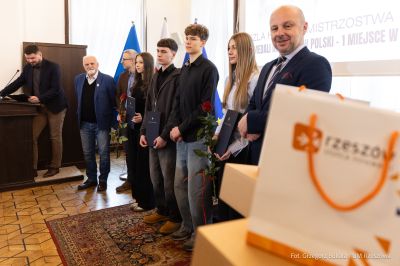 zdjęcie z uroczystego spotkania, podczas kt&oacute;rego prezydent pogratulował drużynie lekkoatletycznej CWKS Resovia Rzesz&oacute;w zdobycia medali, fot. Grzegorz Bukała, Urząd Miasta Rzeszowa