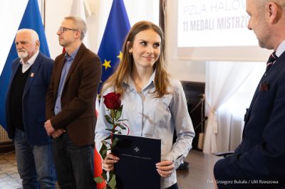 zdjęcie z uroczystego spotkania, podczas kt&oacute;rego prezydent pogratulował drużynie lekkoatletycznej CWKS Resovia Rzesz&oacute;w zdobycia medali, fot. Grzegorz Bukała, Urząd Miasta Rzeszowa