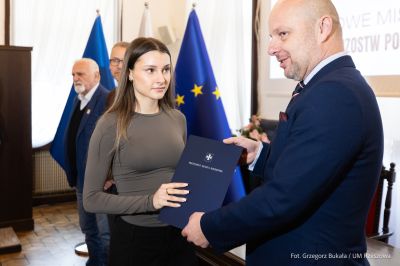 zdjęcie z uroczystego spotkania, podczas kt&oacute;rego prezydent pogratulował drużynie lekkoatletycznej CWKS Resovia Rzesz&oacute;w zdobycia medali, fot. Grzegorz Bukała, Urząd Miasta Rzeszowa