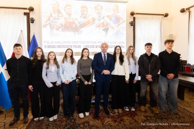zdjęcie z uroczystego spotkania, podczas kt&oacute;rego prezydent pogratulował drużynie lekkoatletycznej CWKS Resovia Rzesz&oacute;w zdobycia medali, fot. Grzegorz Bukała, Urząd Miasta Rzeszowa