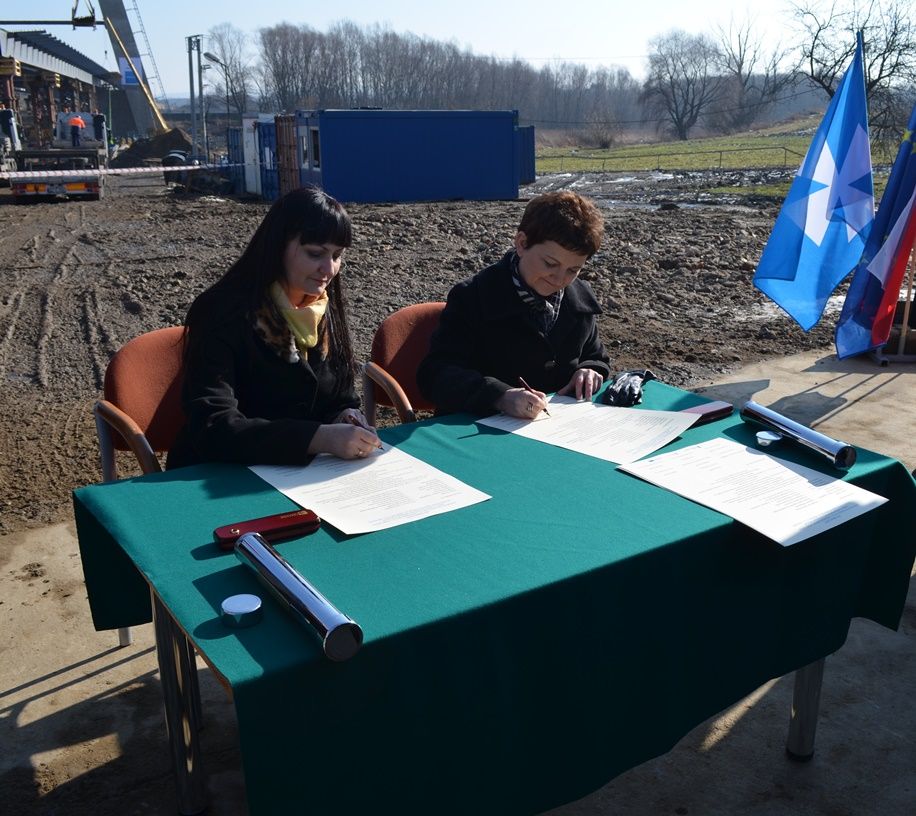 Podpisanie Aktu erekcyjnego - Pani Iwona Wendel - Wiceminister Infrastruktury i Rozwoju oraz Pani Małgorzata Chomycz-Śmigielska - Wojewoda Podkarpacki