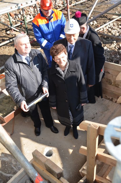 Wmurowanie aktu erekcyjnego - Pani Iwona Wendel, Prezydent Tadeusz Ferenc