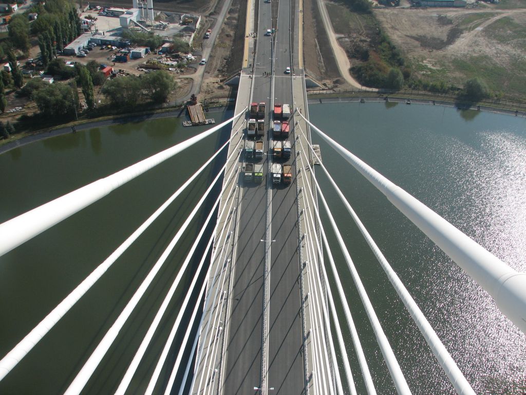 Pr&oacute;by obciążeniowe mostu - widok z g&oacute;ry