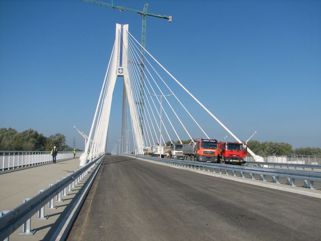 Pr&oacute;by obciążeniowe mostu