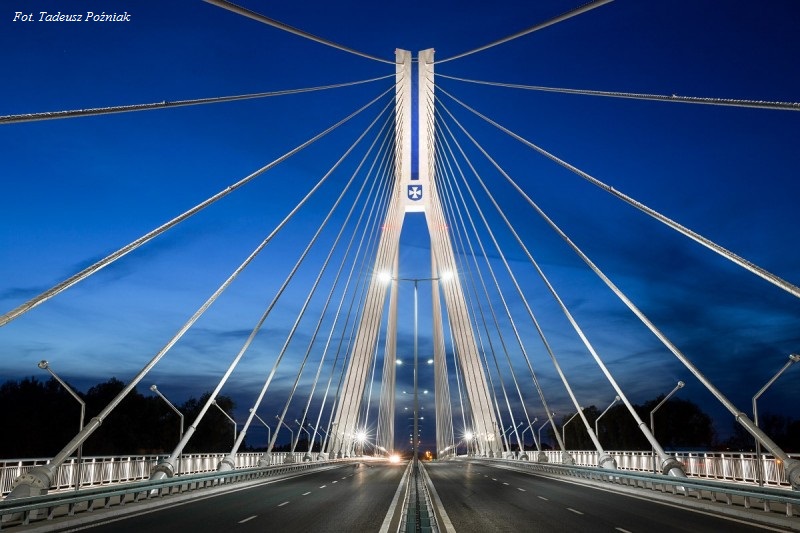 Zdjęcie nocne mostu - widok z przodu, fot. Tadeusz Poźniak