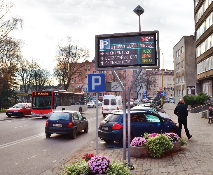 Tablica zmiennej treści ułatwiająca znalezienie miejsca w Strefie Płatnego Parkowania