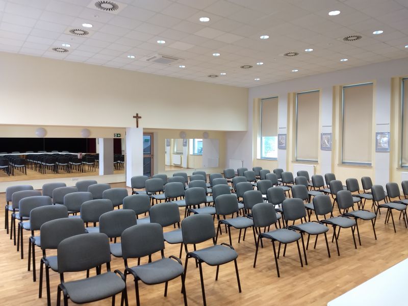 Sala widowiskowa w przebudowanym ODK Przybysz&oacute;wka - widok ze sceny