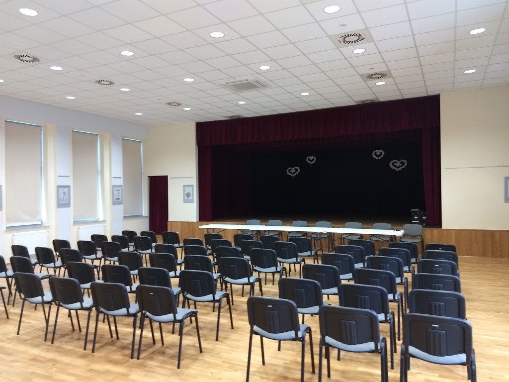 Sala widowiskowa w przebudowanym ODK Przybysz&oacute;wka - widok na scenę