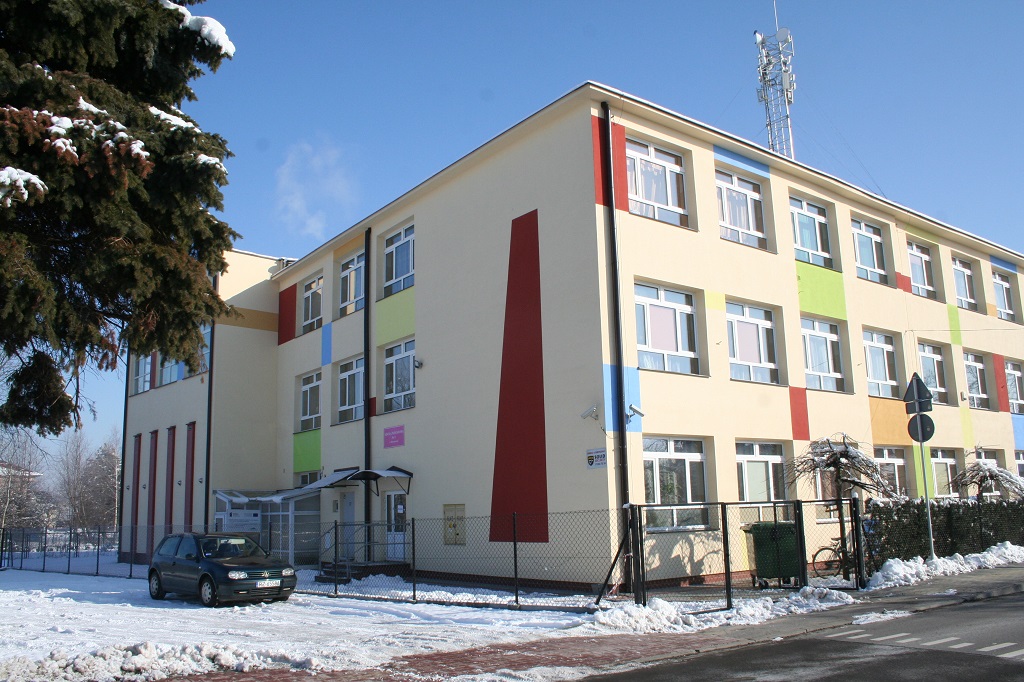 Budynek szkoły na zewnątrz