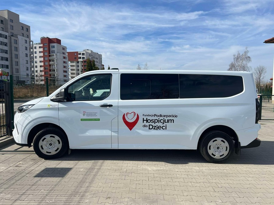 1.	Ford  TRANSIT Custom, kolor biały,  9 miejsc, z zamieszczonym logotypem Państwowego Funduszu Rehabilitacji Os&oacute;b Niepełnosprawnych oraz  logotypem Fundacji Podkarpackie Hospicjum dla Dzieci 