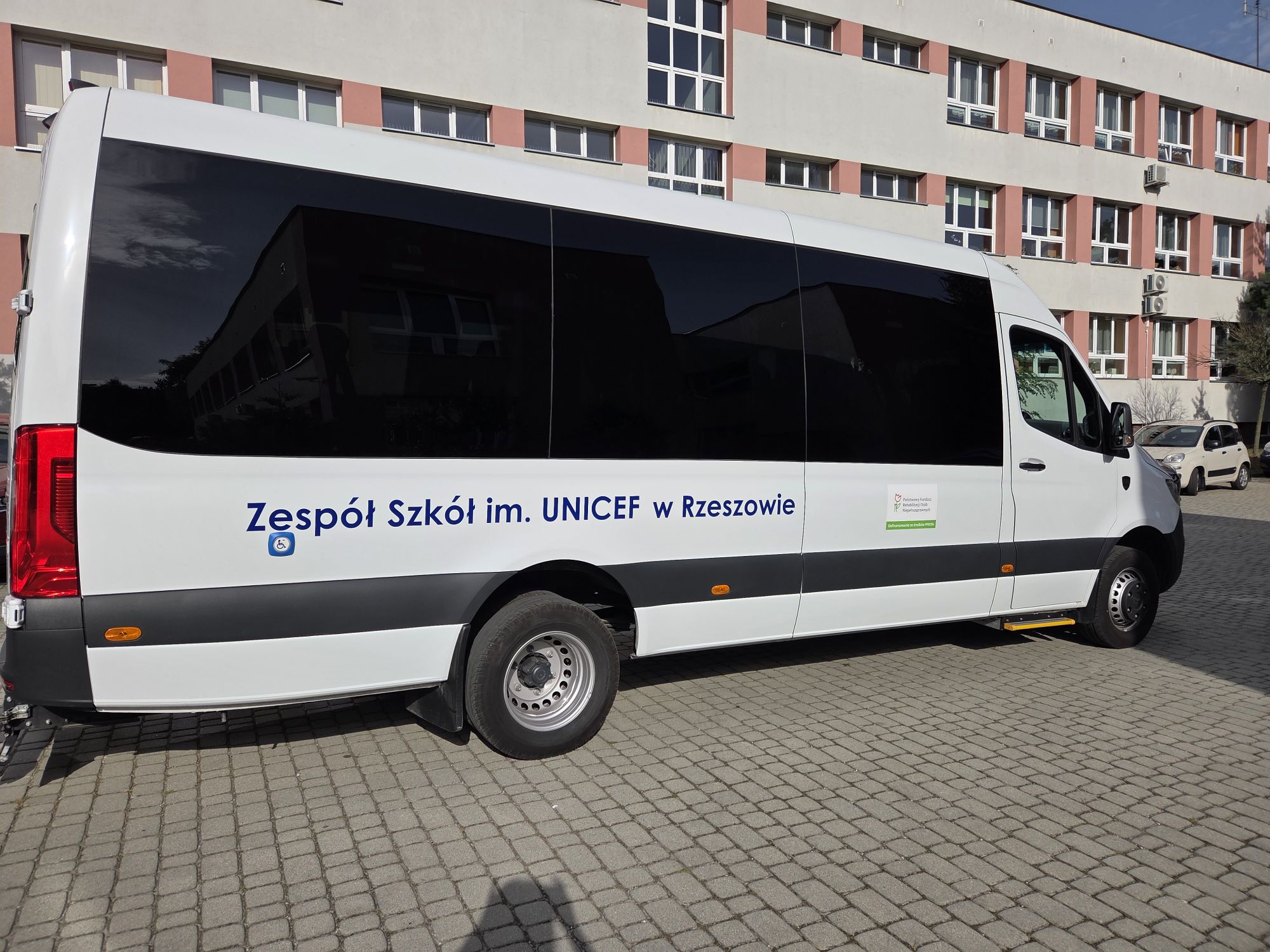 Autobus Mercedes Benz Sprinter,  21-osobowy dostosowany do przewozu os&oacute;b z niepełnosprawnościami z logotypem PFRON i napisem Zesp&oacute;ł Szk&oacute;ł Specjalnych im. UNICEF  w Rzeszowie 