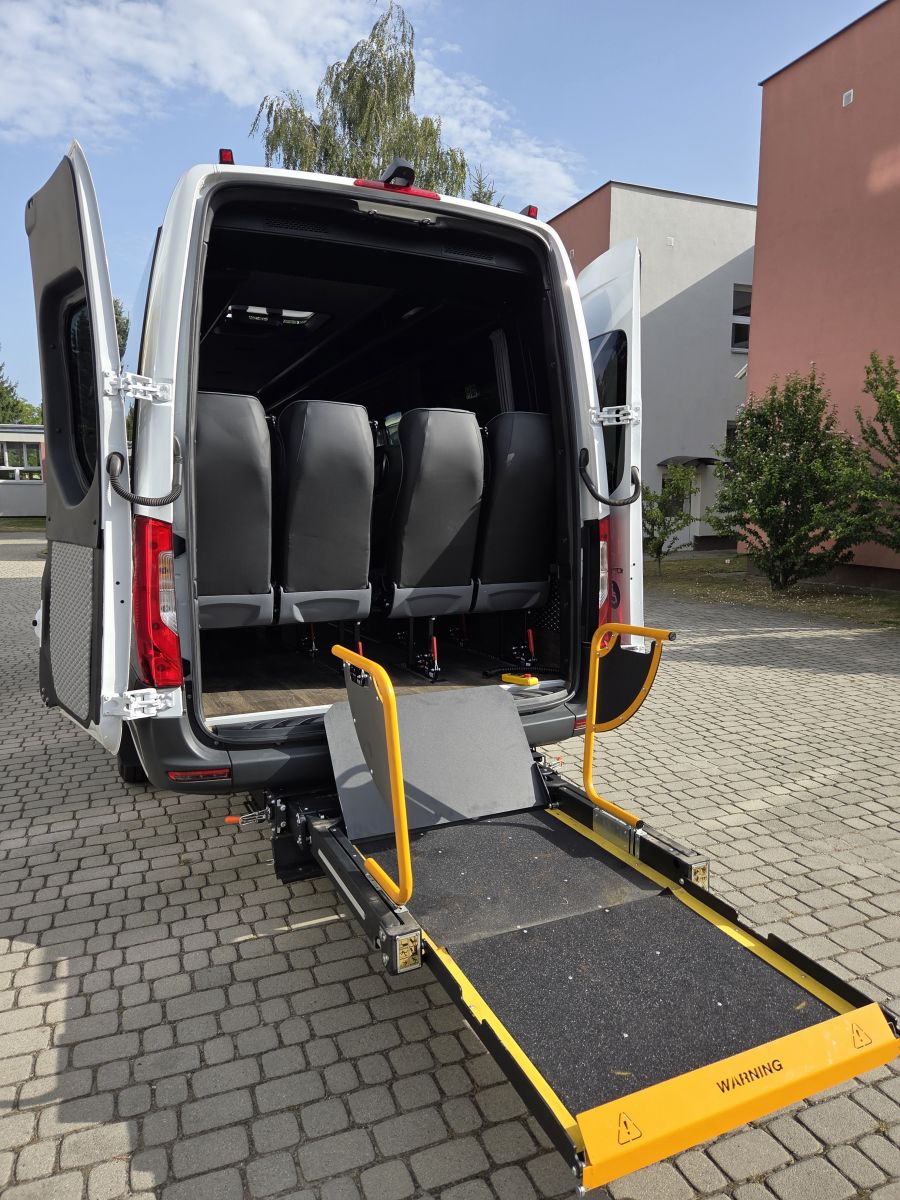 Autobus Mercedes Benz Sprinter z rozłożoną windą hydrauliczną do wjazdu osoby na w&oacute;zku inwalidzkim