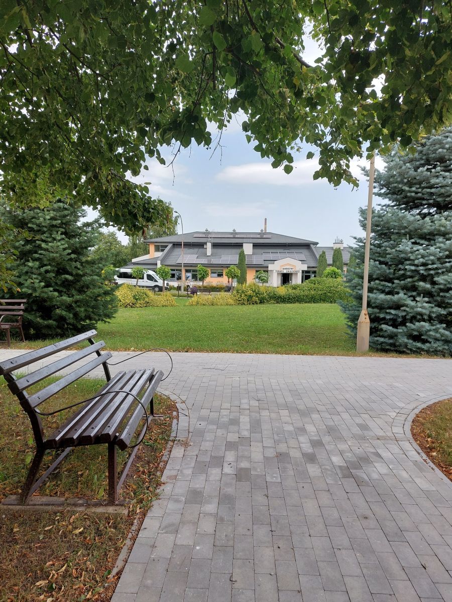 Alejka z ułożoną kostką przy  WTZ  ul. Załęska 7a w Rzeszowie