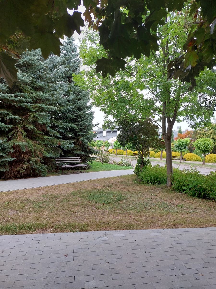 Ułożona kostka brukowa przy  WTZ ul. Załęska 7a w Rzeszowie