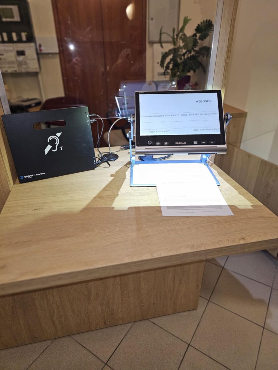 Punkt Informacyjny  Urzędu Miasta Rzeszowa przy ul.  Ofiar Getta 7, wyposażony w obniżone lady, czytnik powiększający tekst, pętlę indukcyjną