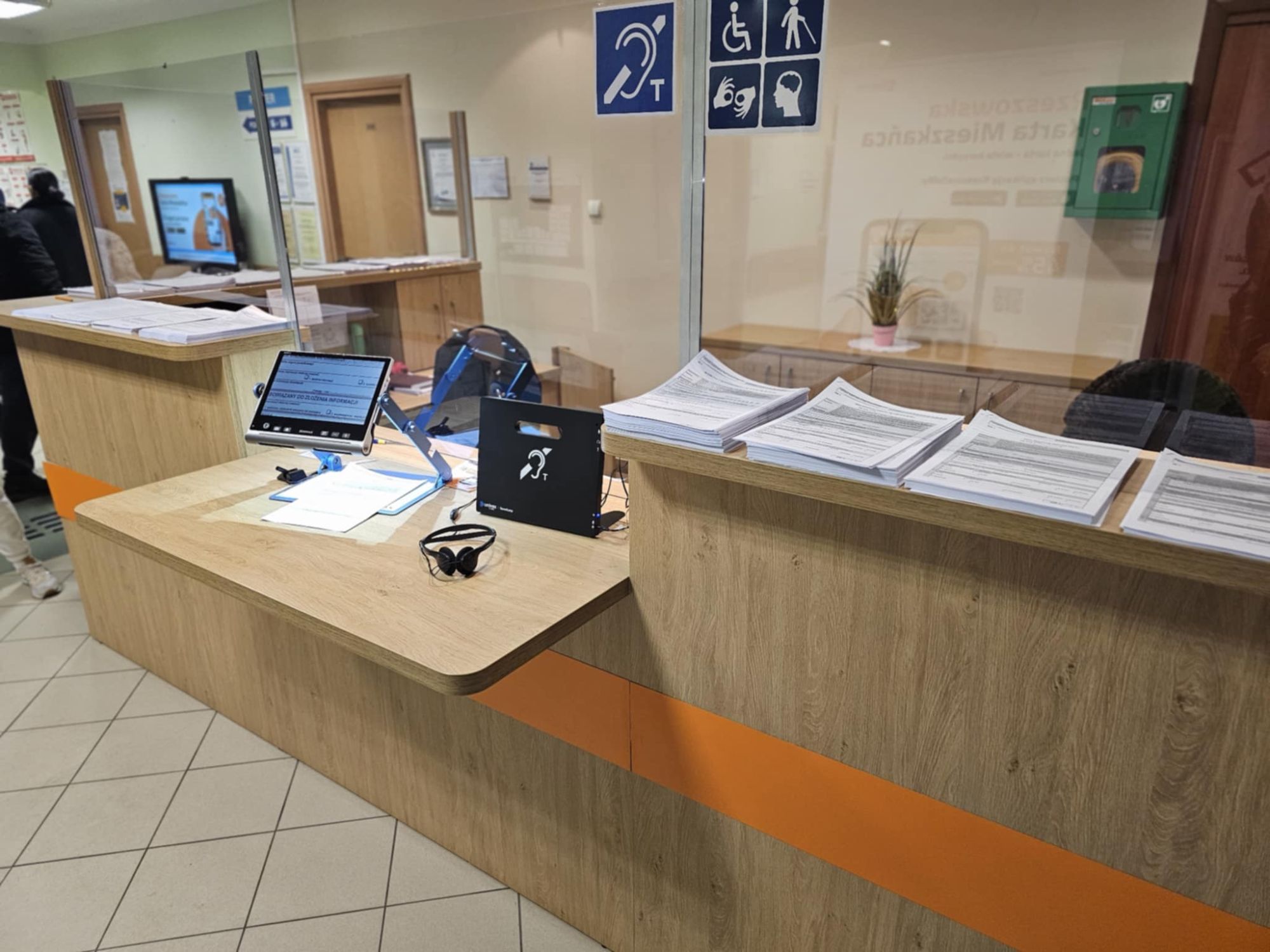 Punkt Informacyjny  Urzędu Miasta Rzeszowa przy ul.  Okrzei 1, wyposażony w obniżone lady, czytnik powiększający tekst, pętlę indukcyjną