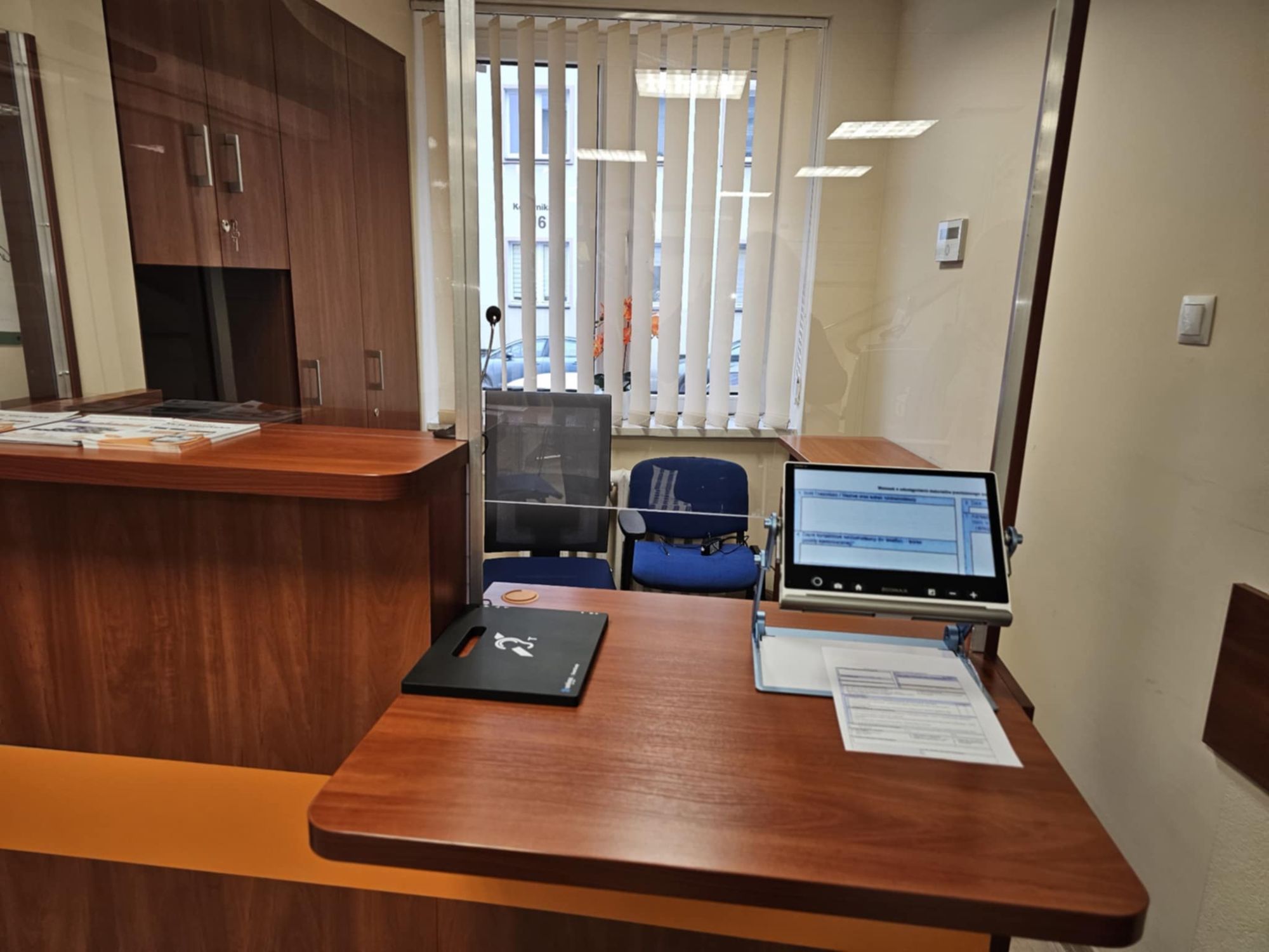 Punkt Informacyjny  Urzędu Miasta Rzeszowa przy ul.  Kopernika 15, wyposażony w obniżone lady, czytnik powiększający tekst, pętlę indukcyjną