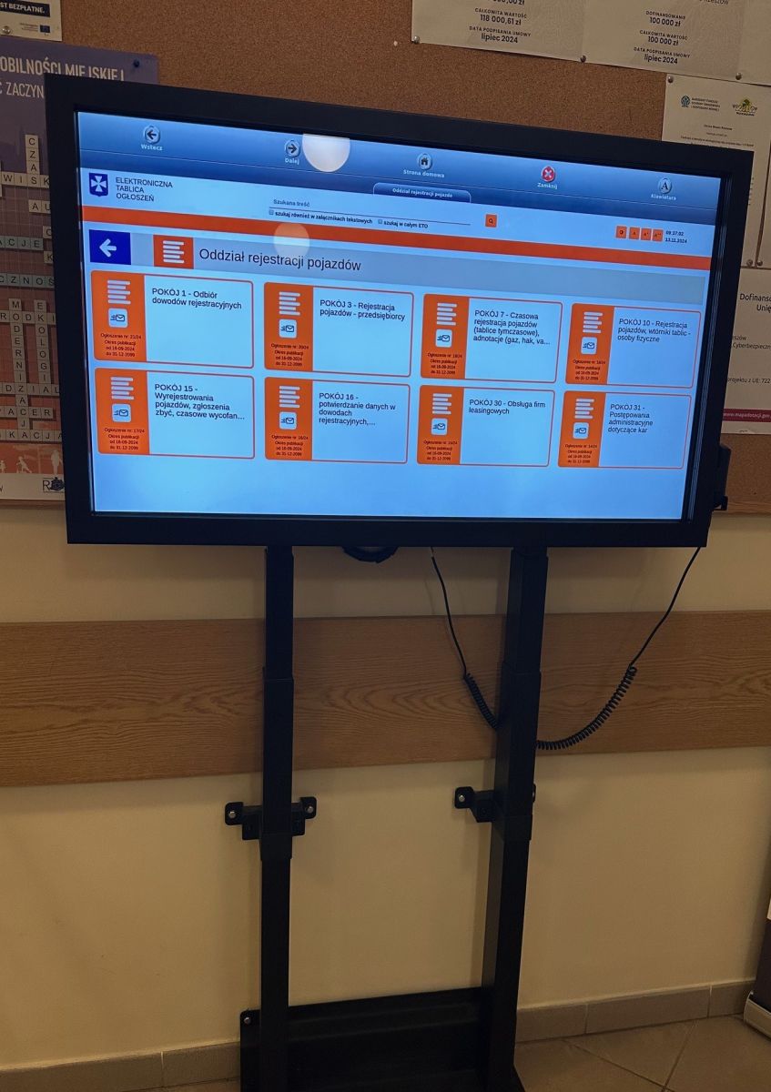 Multimedialny ekran informacyjny,  dotykowy z regulowaną  wysokością, ułatwiający dostęp do informacji