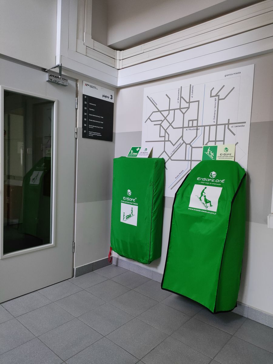 Mata i krzesło ewakuacyjne w budynku Zarządu Transportu Miejskiego w Rzeszowie